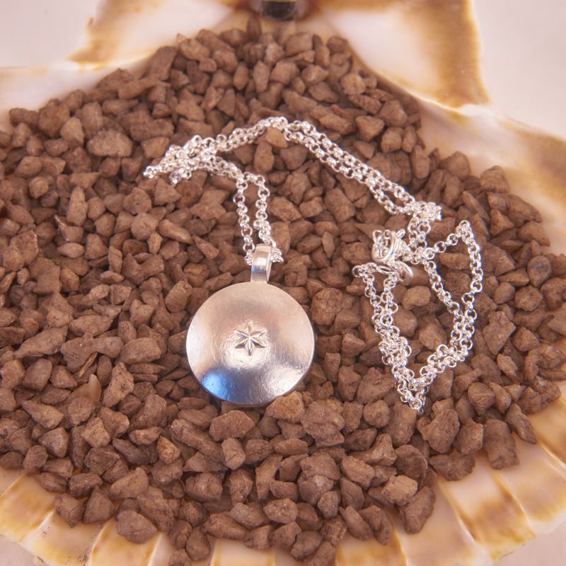 Silberkette mit Amulett